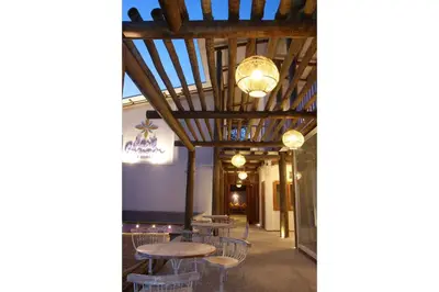 Um restaurante ou outro lugar para comer em Saint Germain Wind Residence