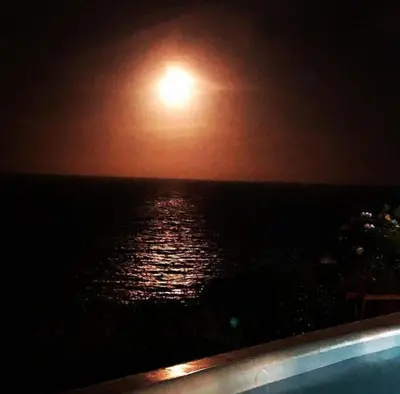 Uma vista do mar geral ou uma vista do mar a partir do apartamento