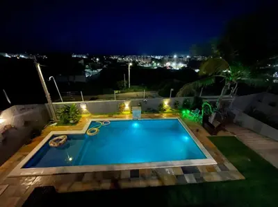 A piscina em ou perto de casa brisa do mar