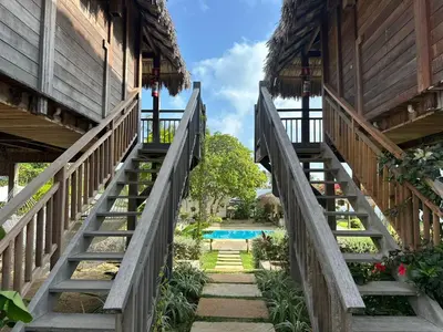 Um jardim no exterior de Pousada Casa Caju Bangalows