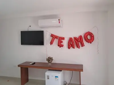 Uma televisão e/ou sistema de entretenimento em Suítes Flecheiras