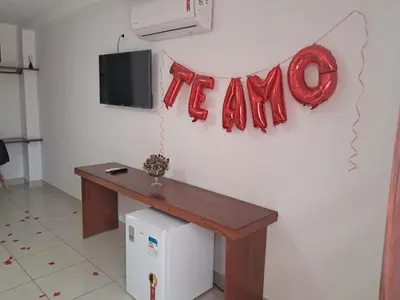 Uma televisão e/ou sistema de entretenimento em Suítes Flecheiras
