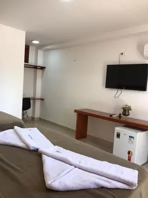 Uma televisão e/ou sistema de entretenimento em Suítes Flecheiras