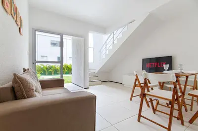 Uma área de estar em Beach Townhouses #C06 - Com Jacuzzi por Carpediem
