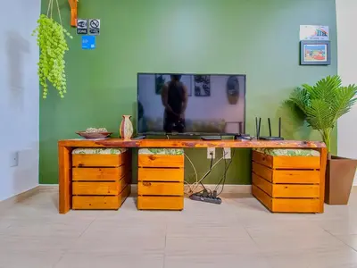 Uma televisão e/ou sistema de entretenimento em Aloha Vibes Ap Cumbuco -Beach Place