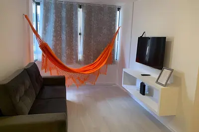 Uma televisão e/ou sistema de entretenimento em Hosts BR - Apartamentos funcionais