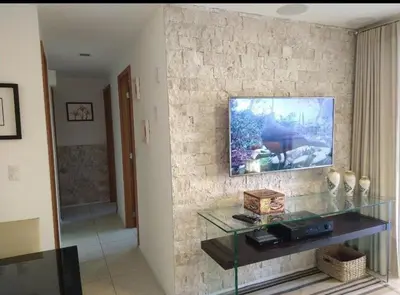 Uma televisão e/ou sistema de entretenimento em Porto das Dunas a 300m do Beach Park Paraíso