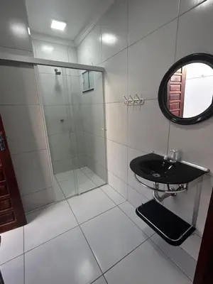 Uma casa de banho em Porto das Dunas Casa Temporada Estilo e Conforto 2
