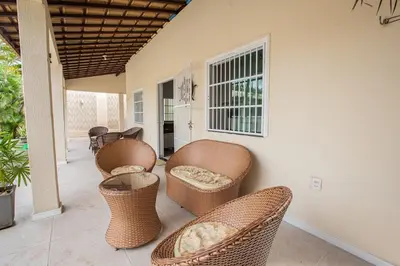 Uma área de estar em Porto das Dunas Casa Temporada Estilo e Conforto 2