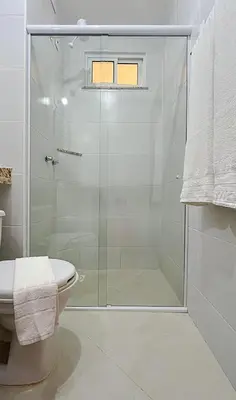 Uma casa de banho em TOP 2 QUARTOS em Condominio- PISCINA, CHURRASQUEIRA, ESTACIONAMENTO, PARQUINHO INFANTIL, Wi-Fi e home office, Ar Condicionado, SmarTV e Cozinha Completa I 800m da praia e parque aquatico CE