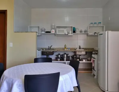 A cozinha ou kitchenette de 2 QUARTOS em CONDOMÍNIO TRANQUILO com PISCINA Estacionamento coberto – PARQUINHO para CRIANCAS - Cozinha Completa, VENTILADO, nascente, AR CONDICIONADO – 800m da praia do PORTO DAS DUNAS e BEACH PARQUE - Ceará