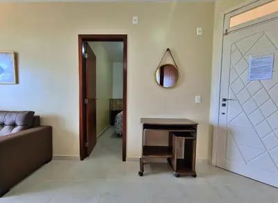Uma área de estar em 2 QUARTOS em CONDOMÍNIO TRANQUILO com PISCINA Estacionamento coberto – PARQUINHO para CRIANCAS - Cozinha Completa, VENTILADO, nascente, AR CONDICIONADO – 800m da praia do PORTO DAS DUNAS e BEACH PARQUE - Ceará