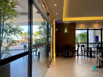 Um restaurante ou outro lugar para comer em Iate Plaza by Holiday Stays