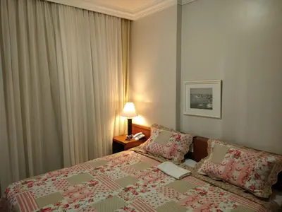 Uma cama ou camas num quarto em Lindo Flat no MEIRELES LCFLATS1102