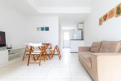 Uma área de estar em Beach Townhouses #C12 - Tríplex por Carpediem