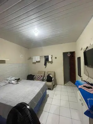 Uma televisão e/ou sistema de entretenimento em Kitnet mobiliado, confortável e bem localizado.