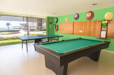 Uma mesa de bilhar em Apartamento térreo Riviera Beach Place