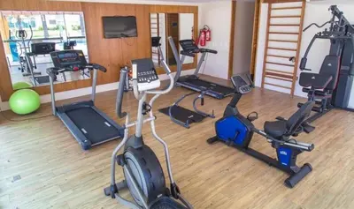 O centro de fitness e/ou as comodidades de fitness de Apartamento térreo Riviera Beach Place