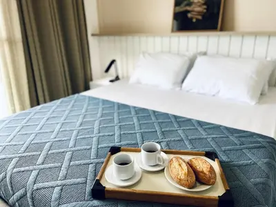 Uma cama ou camas num quarto em Apto com vista para o mar próximo ao Beach Park