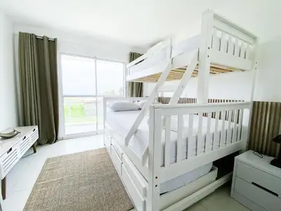 Uma cama ou camas num quarto em Apto com vista para o mar próximo ao Beach Park