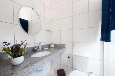 Uma casa de banho em Breezes #404 - Apto com Jacuzzi by carpediem