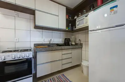A cozinha ou kitchenette de Breezes #404 - Apto com Jacuzzi by carpediem