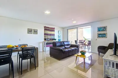 Uma área de estar em Breezes #404 - Apto com Jacuzzi by carpediem