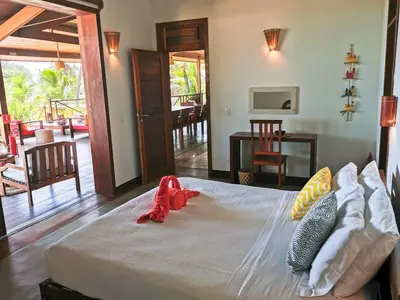 Uma cama ou camas num quarto em Villa Guaiuba linda casa com piscina e vista por mar !