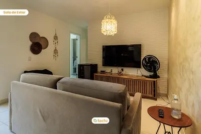 Uma televisão e/ou sistema de entretenimento em Lindo térreo ao lado da piscina no VG Sun Cumbuco
