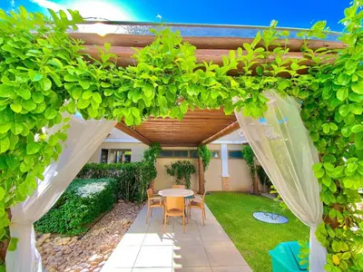 Um jardim no exterior de Condomínio Mediterranee Residence por Be My Guest