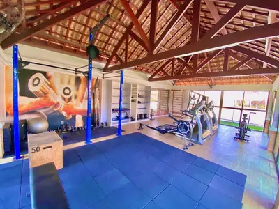 O centro de fitness e/ou as comodidades de fitness de Condomínio Mediterranee Residence por Be My Guest
