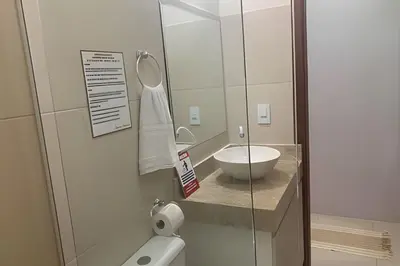 Uma casa de banho em Hosts BR - La Serena Suíte Cumbuco
