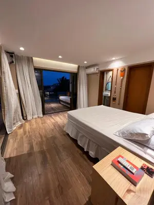 Uma cama ou camas num quarto em LUXURIOUS NEW HOUSE, UNFORGETABLE EXPERIENCE.