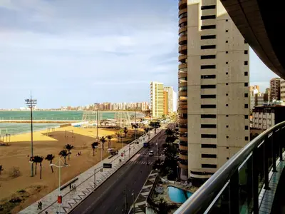 Uma vista do mar geral ou uma vista do mar a partir do apartamento
