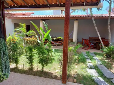 Um jardim no exterior de Aloha Kite House