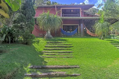 Um jardim no exterior de Chalé Rústico na Serra de Mulungu by CDH