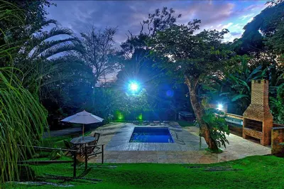 Um jardim no exterior de Chalé Rústico na Serra de Mulungu by CDH
