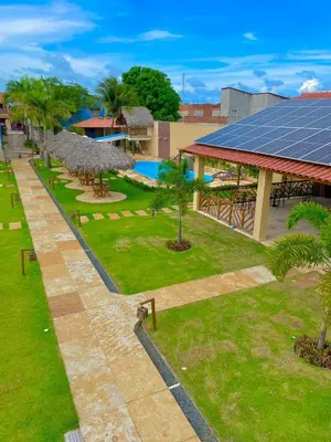 Um jardim no exterior de POUSADA OBAH VILLAGE