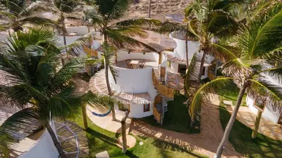 Um jardim no exterior de VentoVinte Beach Club