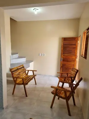 Uma área de estar em Duplex de 2 quartos com ar condicionado , piscina e estacionamento