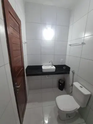 Uma casa de banho em Duplex de 2 quartos com ar condicionado , piscina e estacionamento