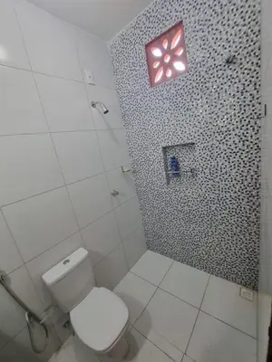 Uma casa de banho em Duplex de 2 quartos com ar condicionado , piscina e estacionamento