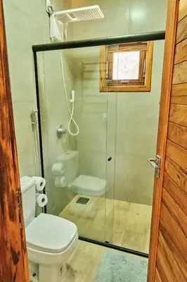 Uma casa de banho em Casa da Árvore - Refúgio de Luxo com Jacuzzi e Vista para a Serra