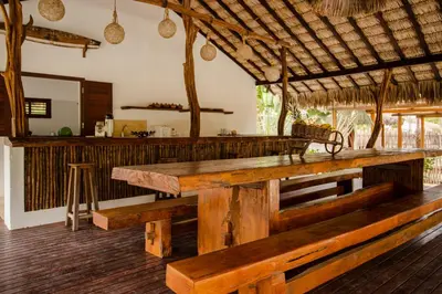 Um restaurante ou outro lugar para comer em A Piscina Itaca