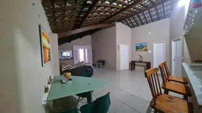 Uma televisão e/ou sistema de entretenimento em Pé na Areia
