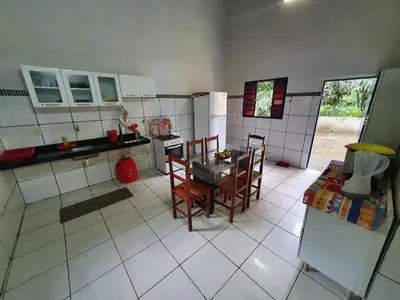 A cozinha ou kitchenette de Linda casa com banho natural em Guaramiranga