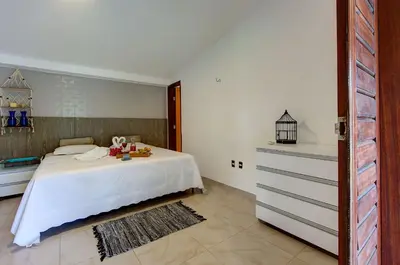Uma cama ou camas num quarto em Casa Oásis com Sauna, Hidro e Piscina by Carpediem