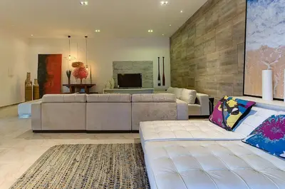 Uma área de estar em Casa Oásis com Sauna, Hidro e Piscina by Carpediem