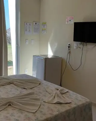 Uma televisão e/ou sistema de entretenimento em Apartamento em Canoa Quebrada-Vilas na Praia Residence apto 03