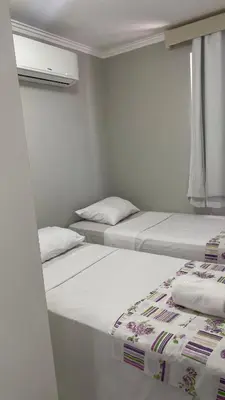 Uma cama ou camas num quarto em Flat Beira Mar Fortaleza